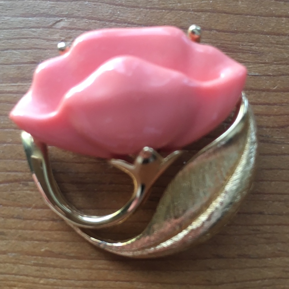 Avon Gold Tone Pin with a Peachy Pink Flower 🌸